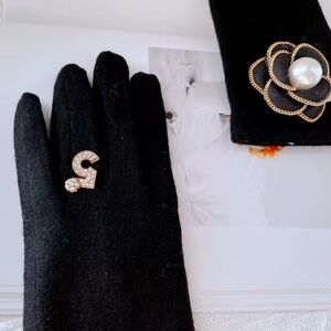 Elegant Black Gloves with Pearl Accent